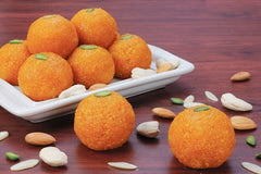 Bandhan Stone Rakhi  With Motichur laddoos